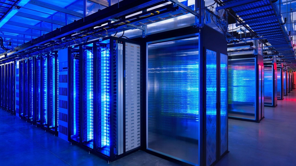 Pasillo de un centro de datos iluminado en azul