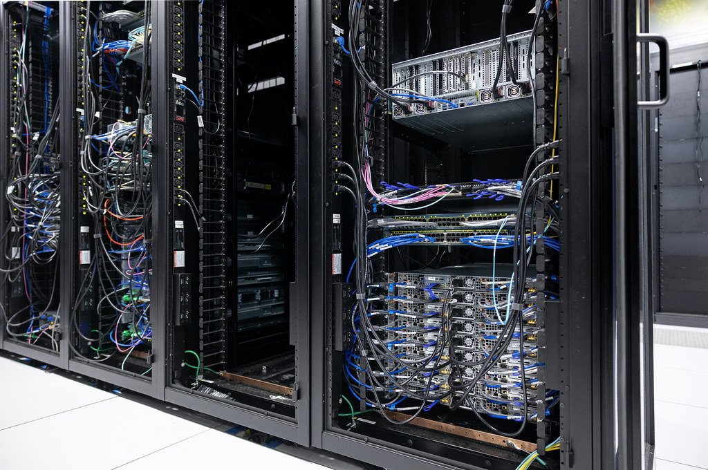 Racks de servidores y cableado de red en un centro de datos monitorizado por Otelo