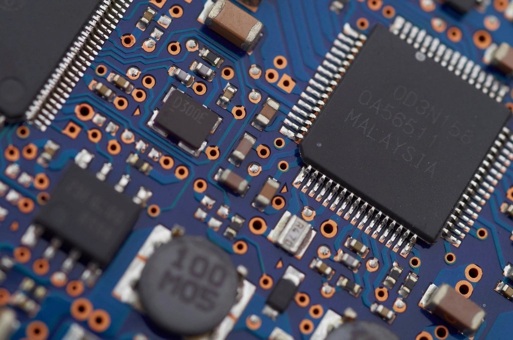 Placa de circuito con procesador, símbolo del hardware de inferencia y la ingeniería de AMG Softcon